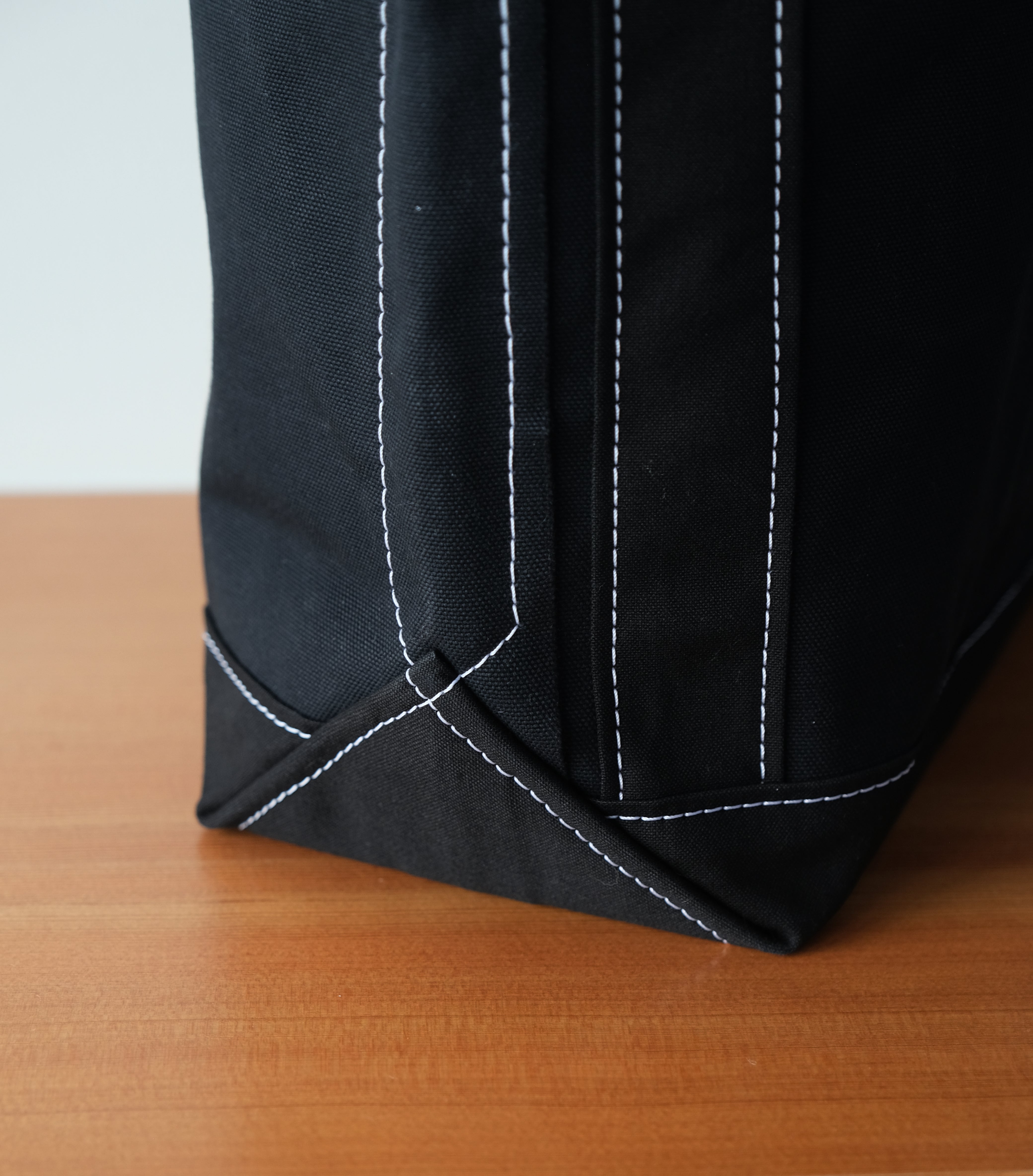 LARGE BAGUETTE TOTE - Black