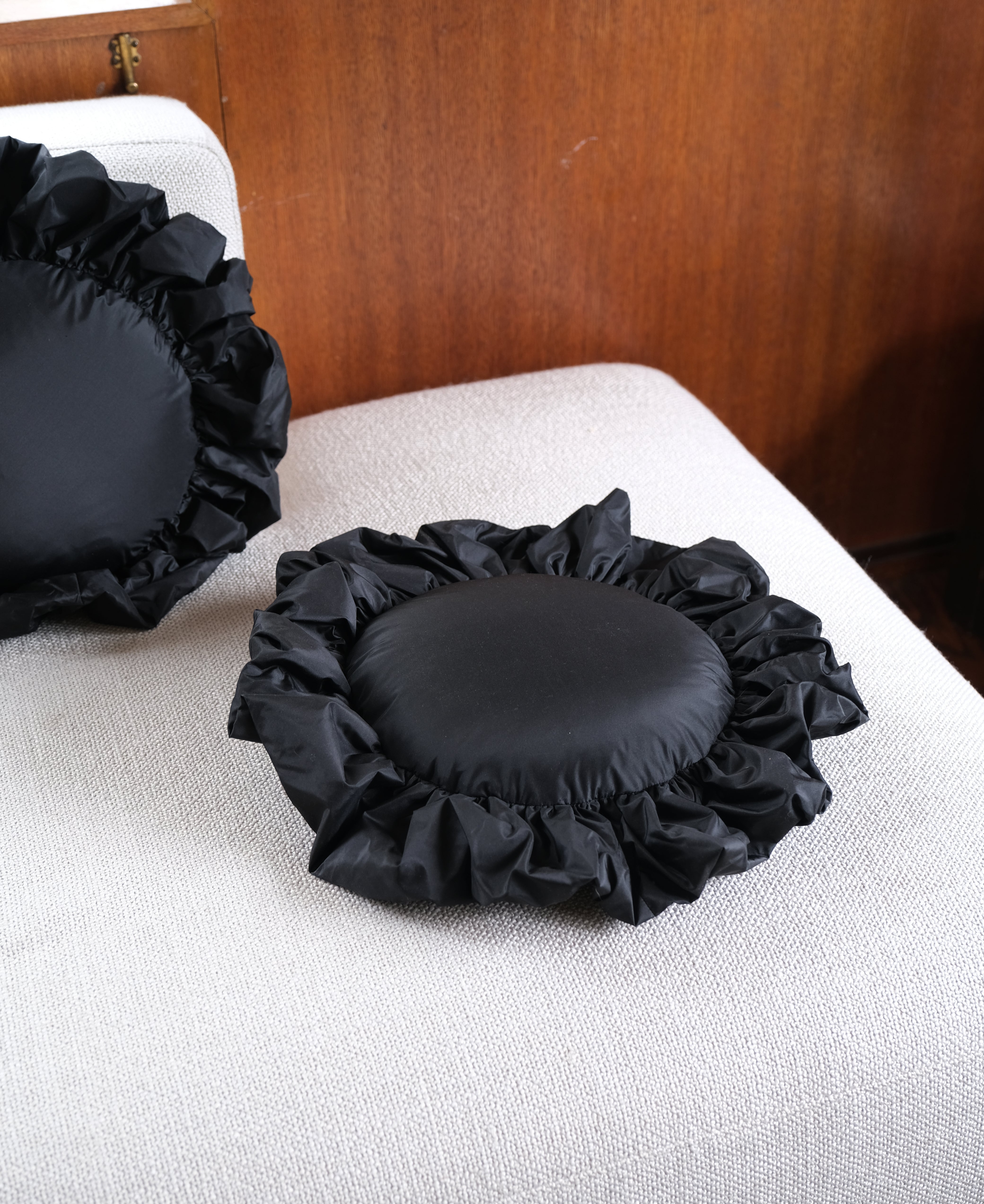 ROUND RUFFLE PILLOW
