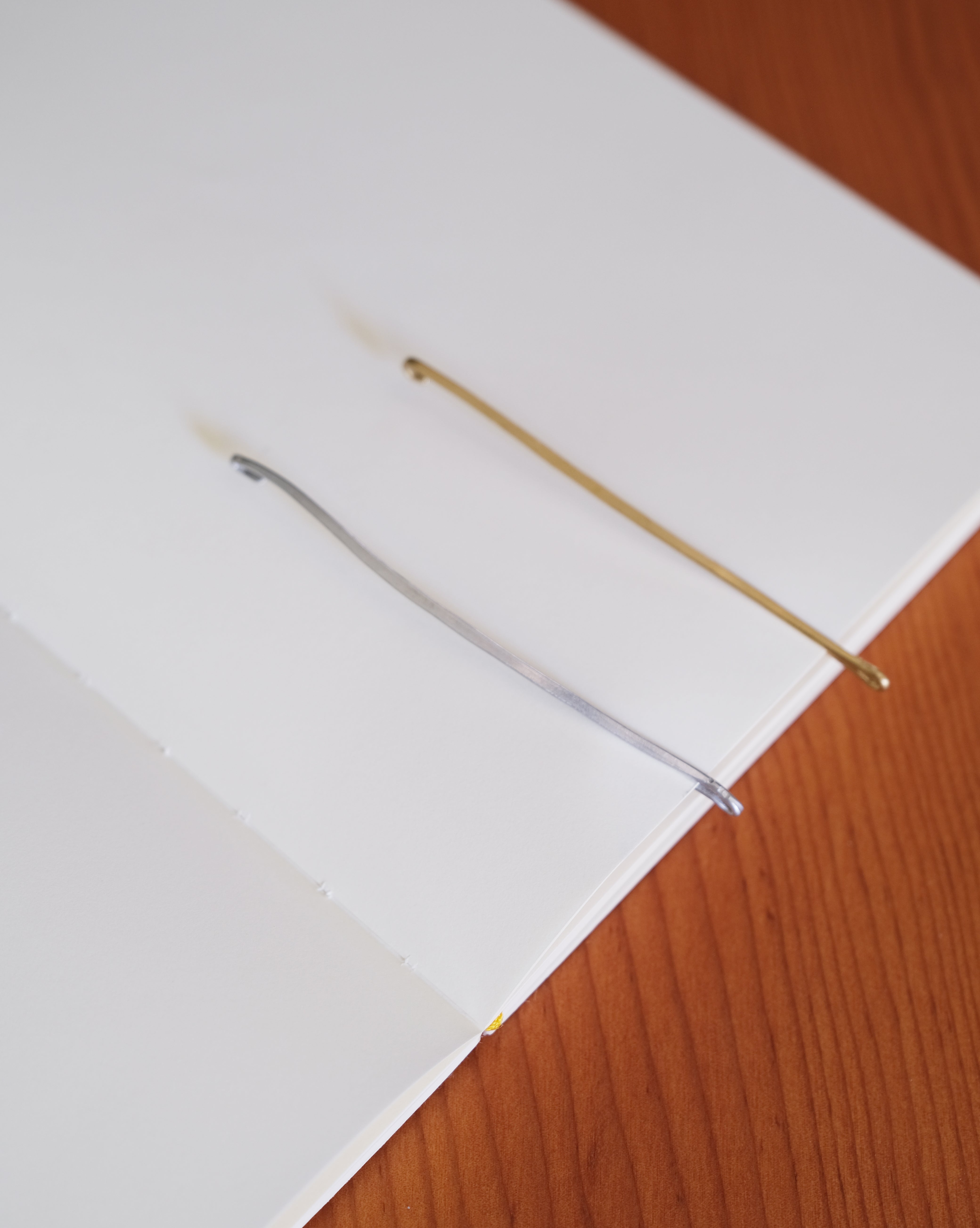 BARRETTE – Hand drawn line