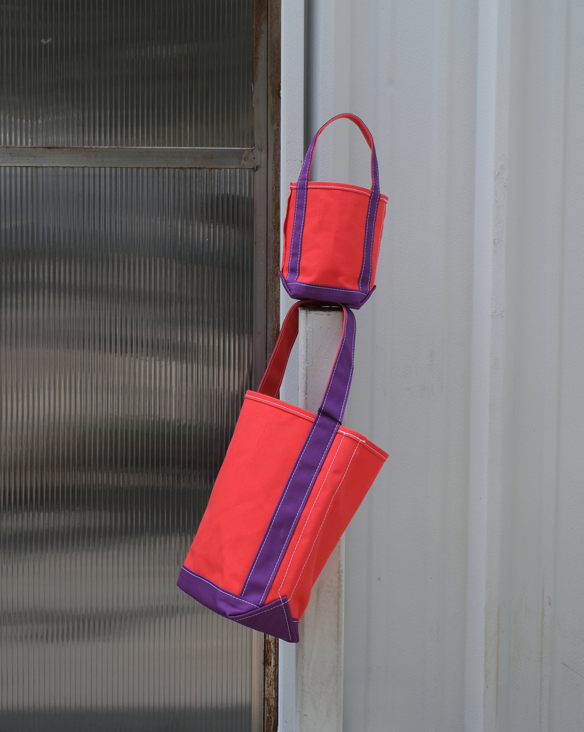 SMALL BAGUETTE TOTE - Red / Violet