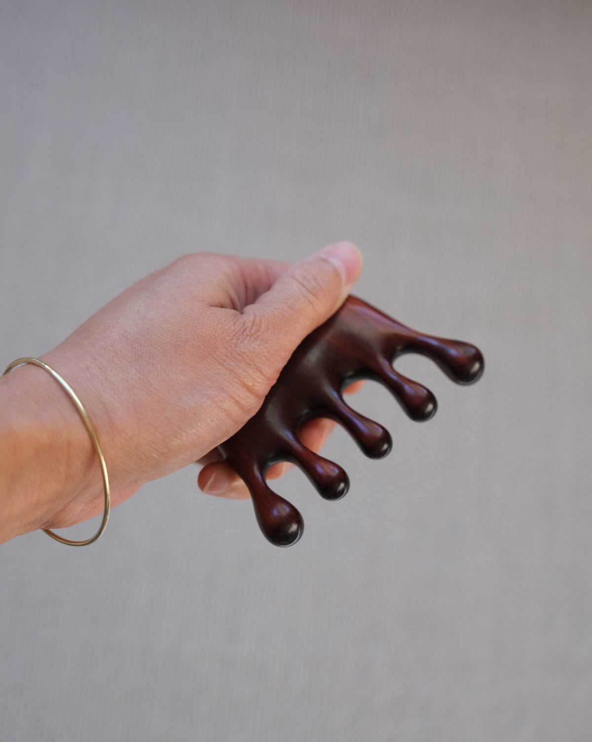 SQUIGGLE SCALP MASSAGE TOOL