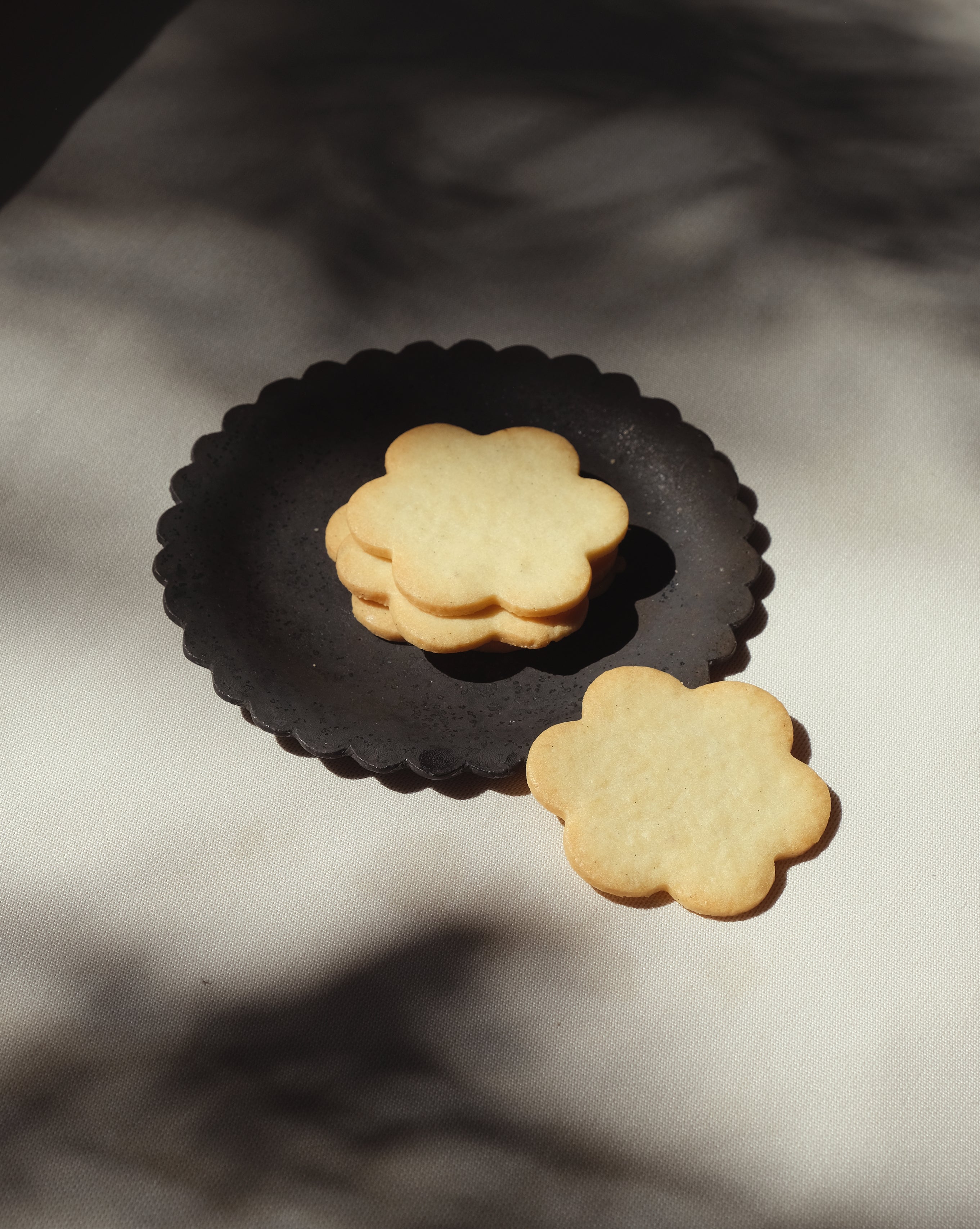 SCALLOPED PLATE