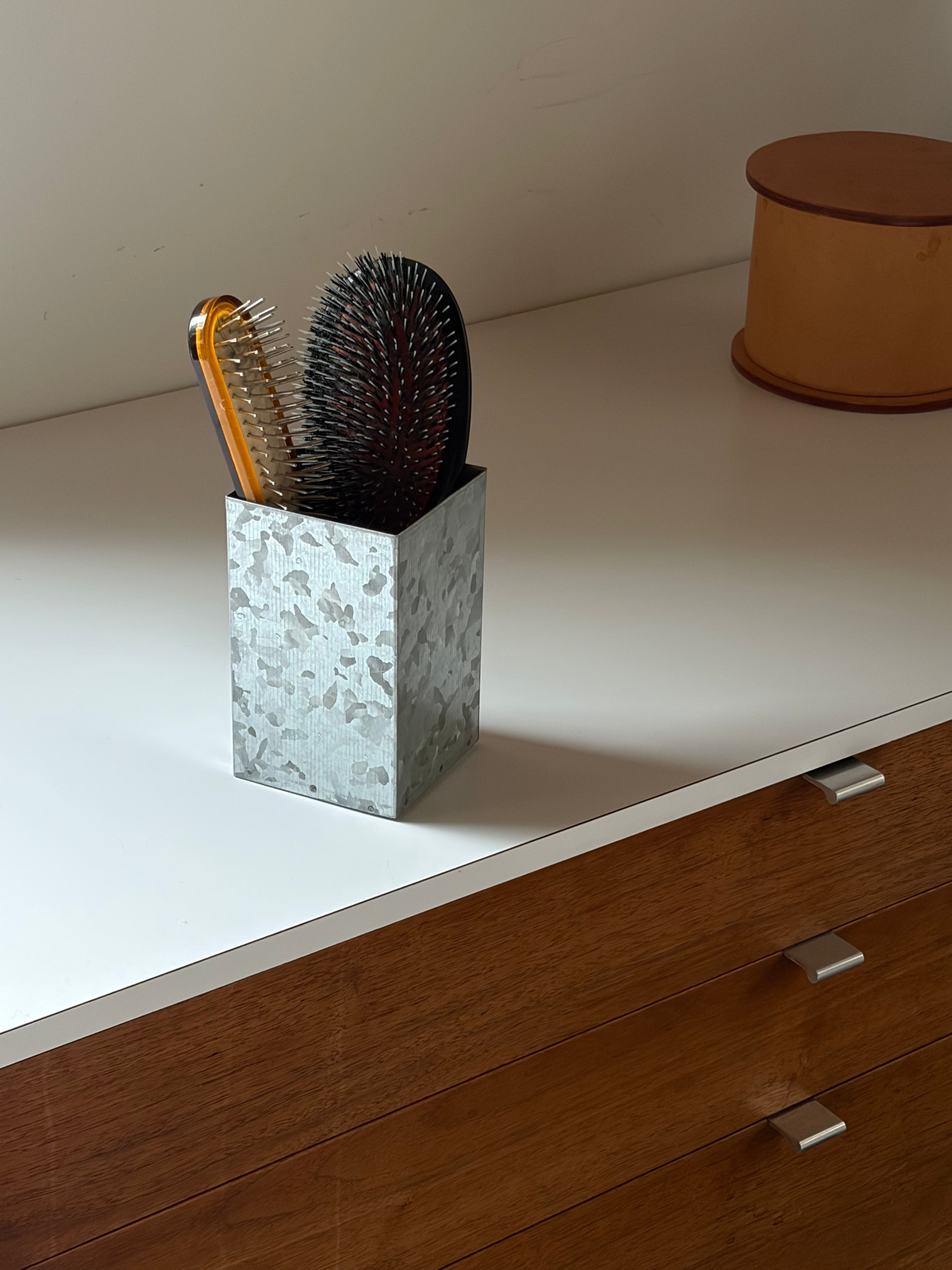 GALVANIZED TOOL STAND